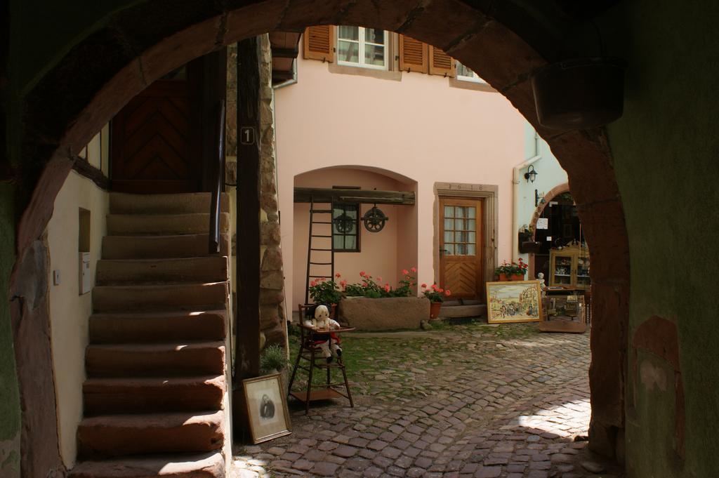 Location "Charme" Apartment Риквир Стая снимка